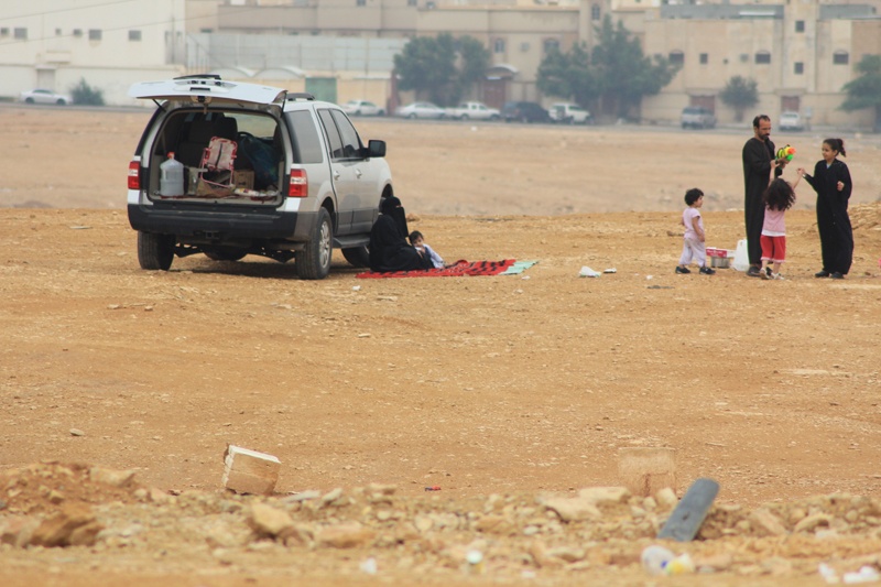 وادي حنيفة.. يشرِق بالماء ويغص بالمتنزهين