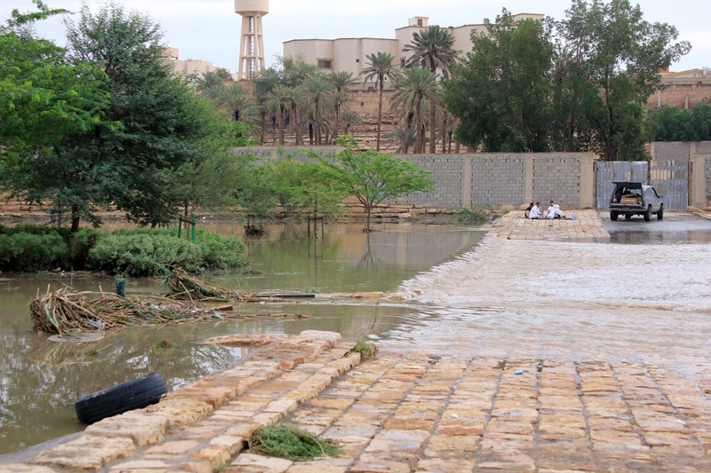 وادي حنيفة.. يشرِق بالماء ويغص بالمتنزهين