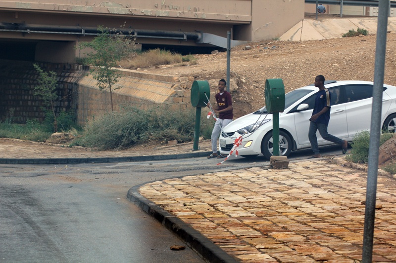 وادي حنيفة.. يشرِق بالماء ويغص بالمتنزهين