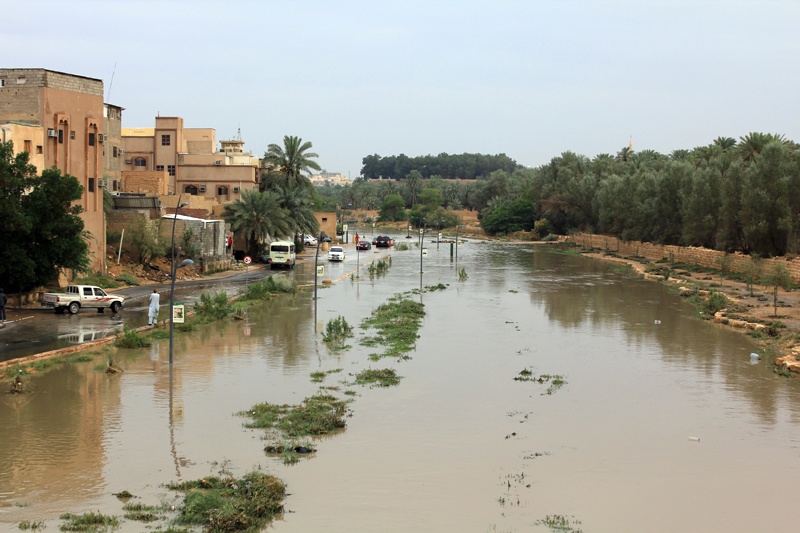 وادي حنيفة.. يشرِق بالماء ويغص بالمتنزهين