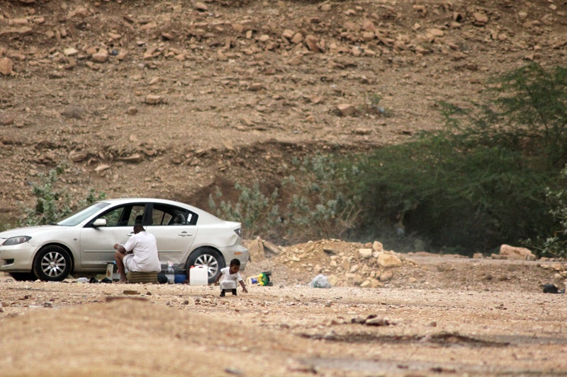 وادي حنيفة.. يشرِق بالماء ويغص بالمتنزهين