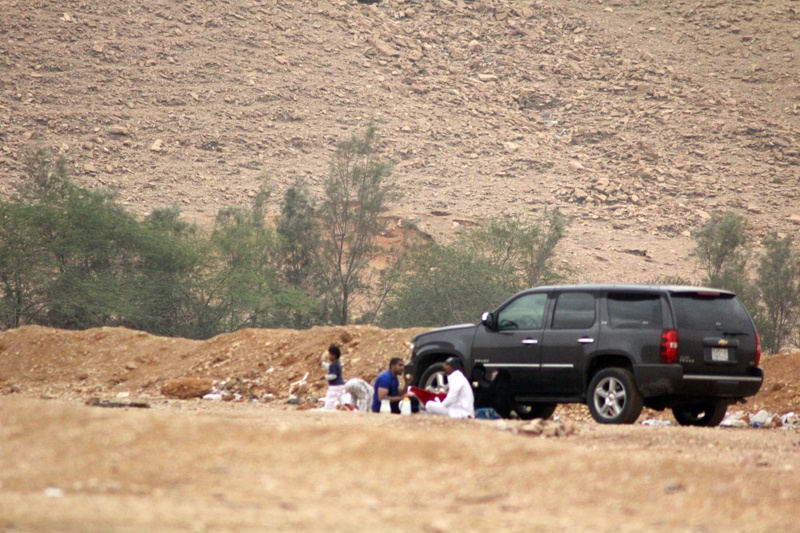 وادي حنيفة.. يشرِق بالماء ويغص بالمتنزهين