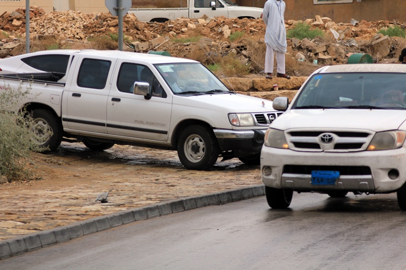 وادي حنيفة.. يشرِق بالماء ويغص بالمتنزهين