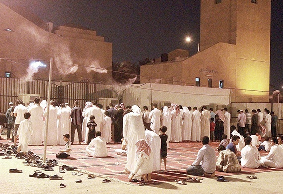 جامع الدخيل.. صوت الإمام «العذب» خلف ازدحام التراويح