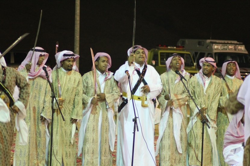 قصة مصورة: على أنغام العرضة السعودية أهالي الحريق يحتفلون بعيد الفطر