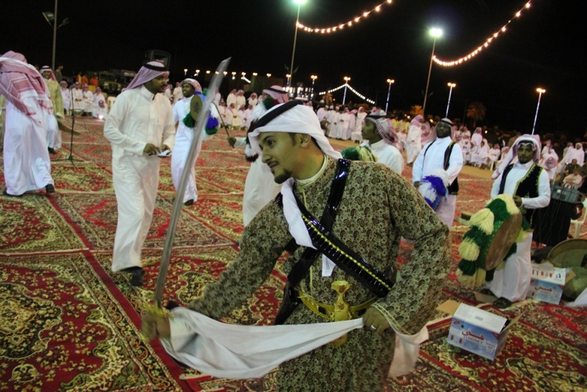 قصة مصورة: على أنغام العرضة السعودية أهالي الحريق يحتفلون بعيد الفطر