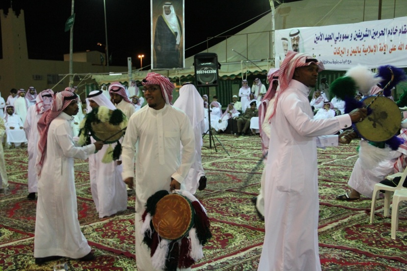 قصة مصورة: على أنغام العرضة السعودية أهالي الحريق يحتفلون بعيد الفطر