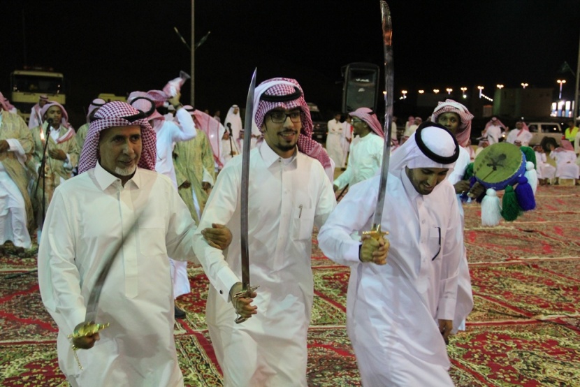 قصة مصورة: على أنغام العرضة السعودية أهالي الحريق يحتفلون بعيد الفطر