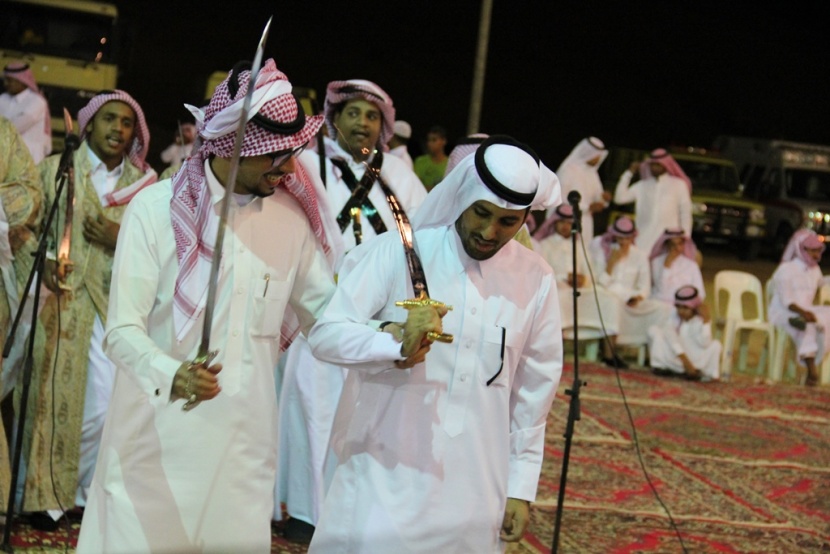 قصة مصورة: على أنغام العرضة السعودية أهالي الحريق يحتفلون بعيد الفطر