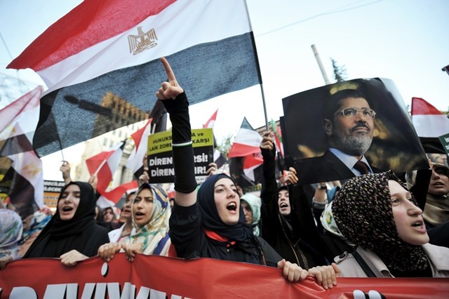 قصة مصورة: ماذا يحدث في مصر ؟