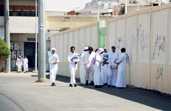 المعلم .. من مربٍّ للأجيال إلى مهنة خطرة