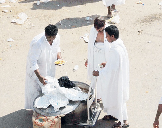 «حج وبيع سبح» .. آسيويون يروّجون أطعمة شعبية لتأمين مصروفات الحج