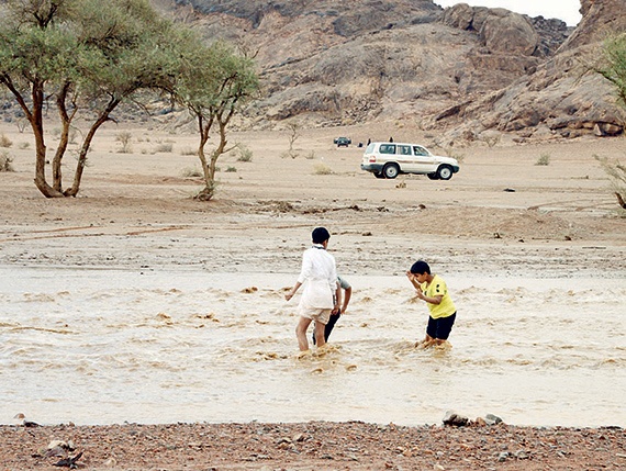 سكان حائل يقصدون  مياه الأمطار .. والأطباء يحذرون