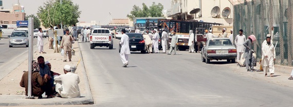 جولات «العمل» تكشف مخالفات بالجملة .. المخالفون يغلقون محالهم ويهربون