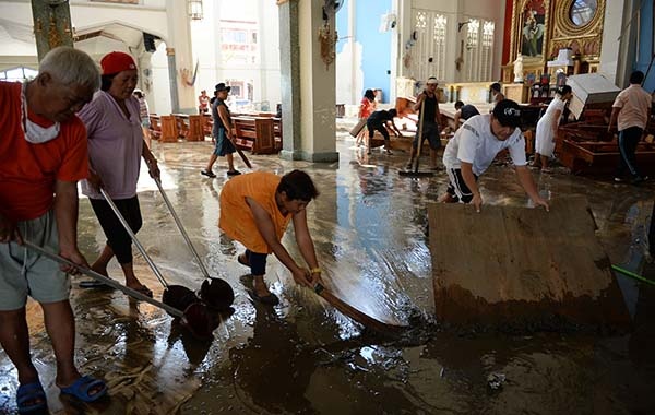 ناجون يفرون من الظروف القاسية في الفلبين