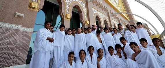 أبناء «سفاري إنسان» يؤدون العمرة ويزورون جامعة الملك عبد الله