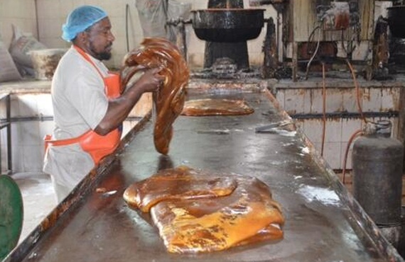 التجارة تطيح بمصنع يستخدم مواد أولية فاسدة لإنتاج الحلوى في جدة