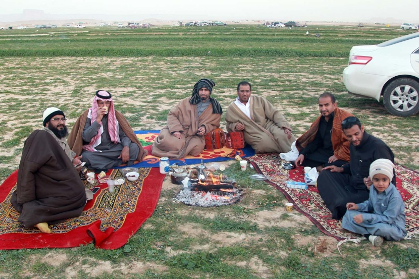 قصة مصورة: الأجواء الجميلة تجذب الأهالي للمتنزهات والشعاب