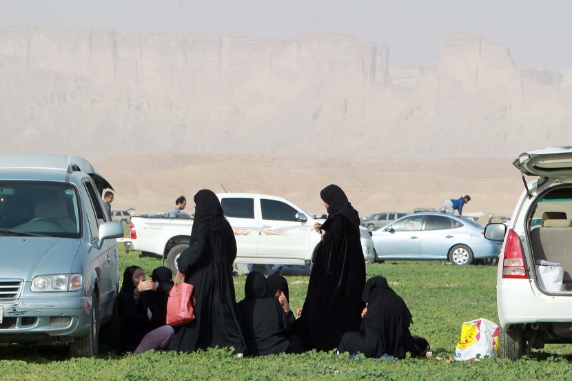 قصة مصورة: الأجواء الجميلة تجذب الأهالي للمتنزهات والشعاب