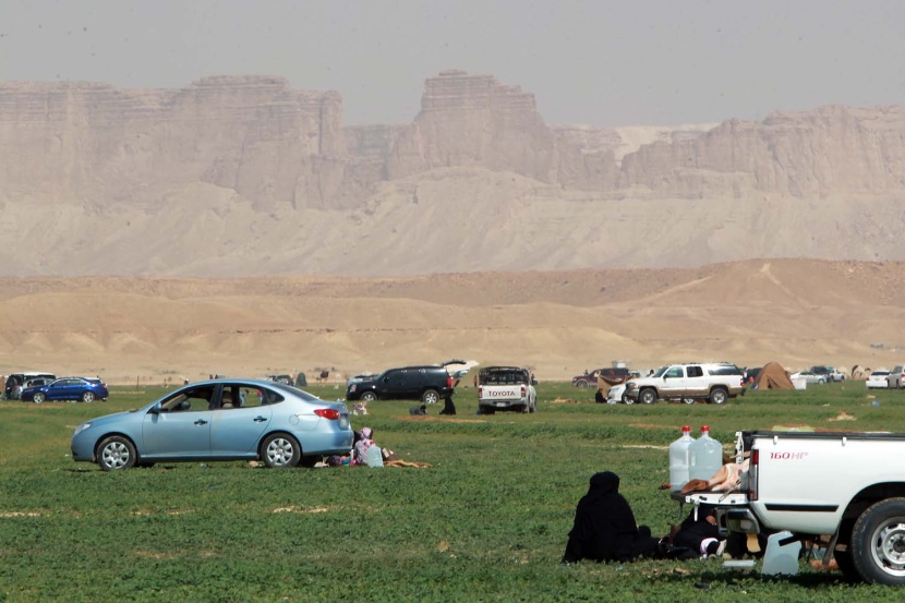 قصة مصورة: الأجواء الجميلة تجذب الأهالي للمتنزهات والشعاب