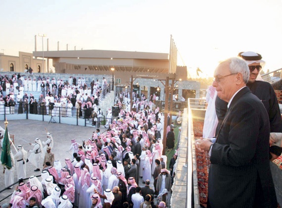 «العرضة الجنوبية» تُثير إعجاب السفير الكوبي