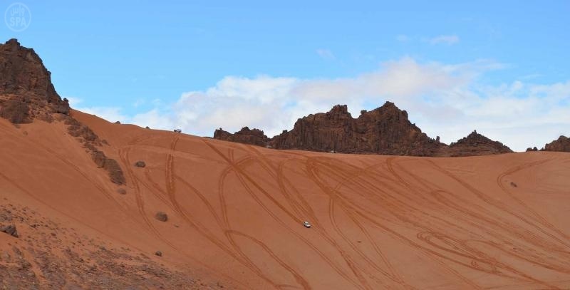 قصة مصورة: جبال " اللوز" تلتحف بالثلوج والضباب