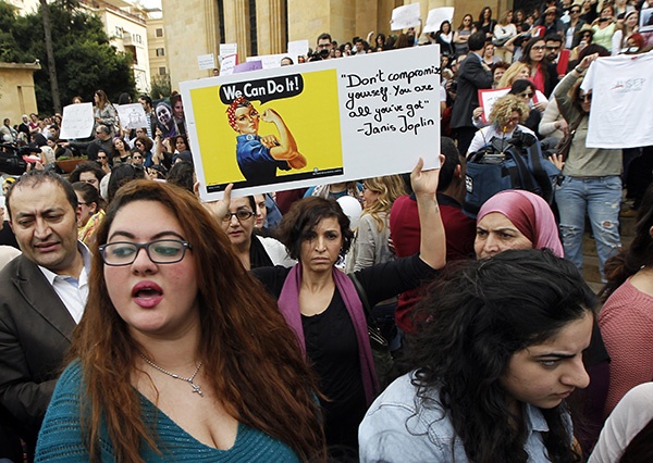 قصة مصورة : مظاهرة لبنانية ضد العنف الأسري