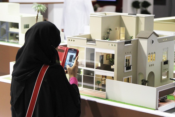 المصارف تخفض نسبة الفائدة .. وزوار «عقارات الرياض» يعزفون 
عن برامج التمويل