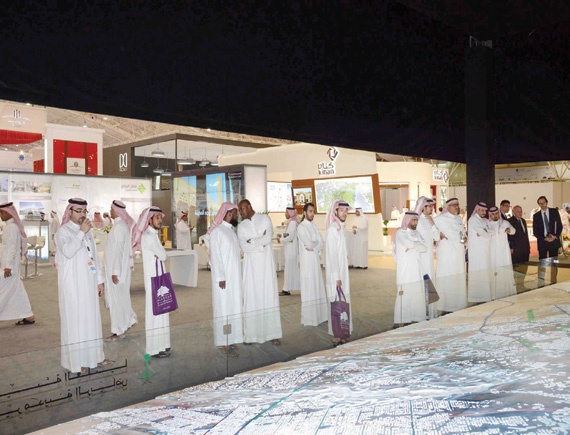 المصارف تخفض نسبة الفائدة .. وزوار «عقارات الرياض» يعزفون 
عن برامج التمويل
