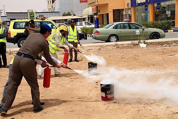 مدني رفحاء يدرب العمالة الأجنبية على إطفاء الحرائق وتطبيق خطط الإخلاء