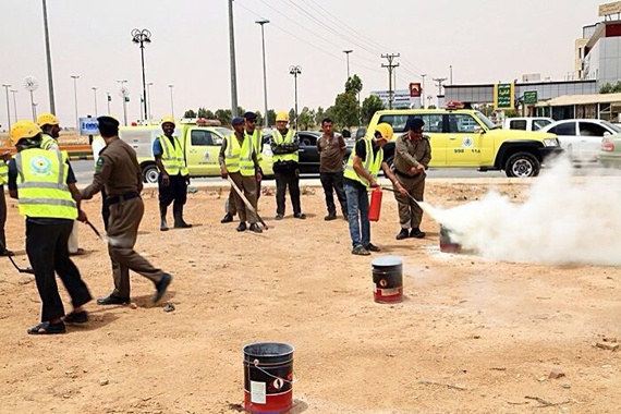 مدني رفحاء يدرب العمالة الأجنبية على إطفاء الحرائق وتطبيق خطط الإخلاء