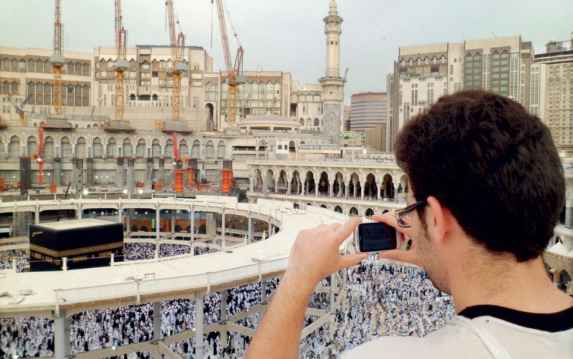 الفوزان: التصوير في الحرم منكر ويجب كسر آلات المصورين