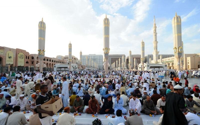 قصة مصورة:  السفر الرمضانية بالمسجد النبوي واجهة من أعمال الخير