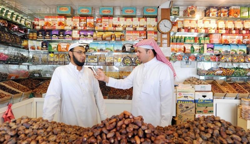 قصة مصورة: زوار المدينة المنورة يخلّدون ذكرى رحلتهم الإيمانية بهدايا رمزية