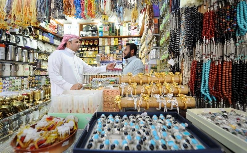 قصة مصورة: زوار المدينة المنورة يخلّدون ذكرى رحلتهم الإيمانية بهدايا رمزية