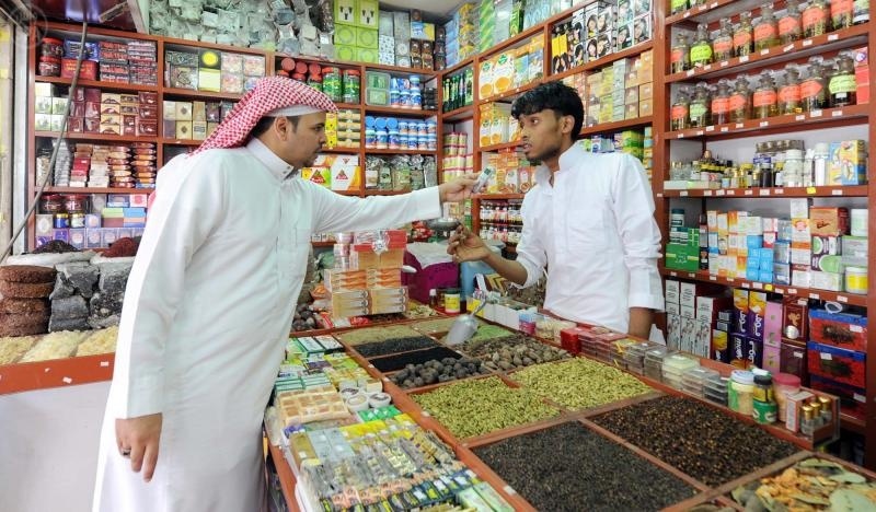 قصة مصورة: زوار المدينة المنورة يخلّدون ذكرى رحلتهم الإيمانية بهدايا رمزية