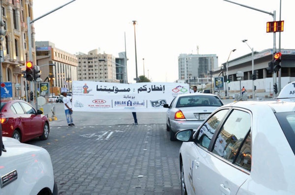 «الأطفال المعوقين» توزع 100 ألف وجبة إفطار في الشوارع والخيم الرمضانية