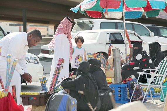 باعة يروجون للألعاب النارية في الأسواق و«تويتر» .. و«المدني»: لا نصادرها