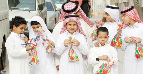 «عطوني عيديتي» .. أطفال يرجعون «الزمن الجميل» بطرق أبواب الجيران