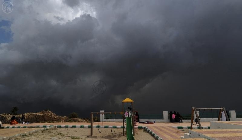 قصة مصورة: اعتدال الأجواء وكثافة الضباب تستقطب الزوار والمصطافين في النماص