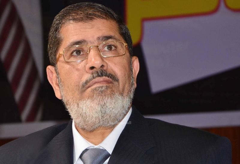 حبس محمد مرسي بتهمة تسريب مستندات لقطر