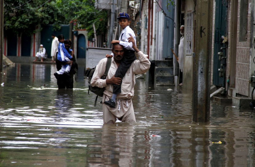 قصة مصورة : الأمطار الغزيرة والفيضانات تودي بحياة 110 أشخاص في باكستان