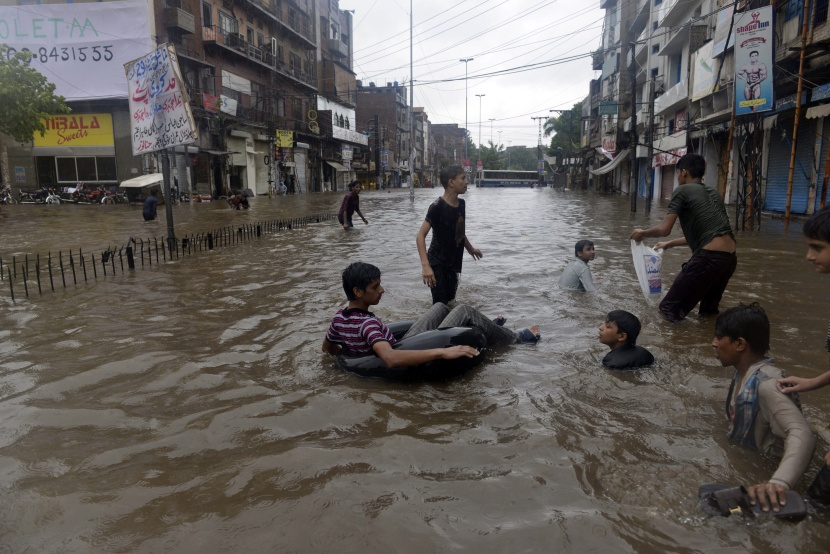 قصة مصورة : الأمطار الغزيرة والفيضانات تودي بحياة 110 أشخاص في باكستان