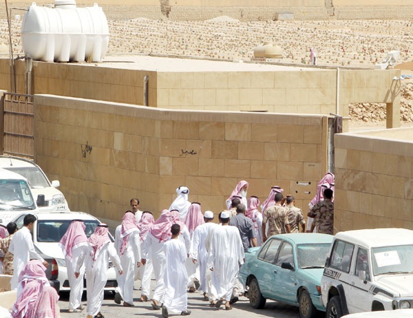 إلى أمانة الرياض: أزيلوا صناعية أم الحمام
ووسعوا المقبرة