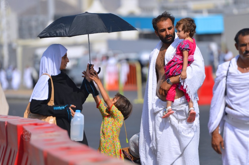 حجاج بيت الله الحرام في منى لقضاء يوم التروية