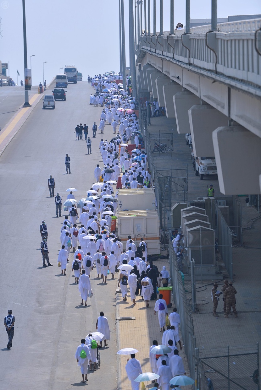 حجاج بيت الله الحرام في منى لقضاء يوم التروية