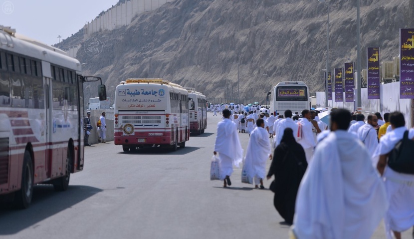 حجاج بيت الله الحرام في منى لقضاء يوم التروية