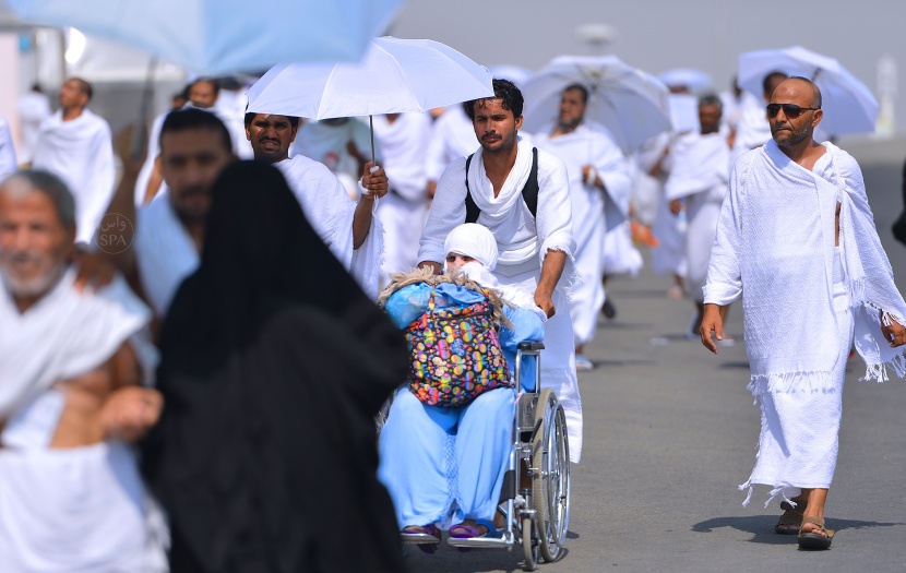 حجاج بيت الله الحرام في منى لقضاء يوم التروية