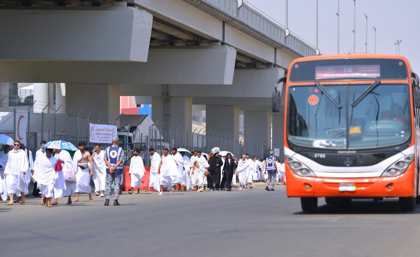 حجاج بيت الله الحرام في منى لقضاء يوم التروية