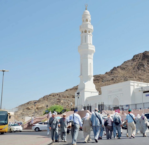 حجاج يستحضرون أحداث السيرة النبوية بزيارة مواقعها في المدينة المنورة